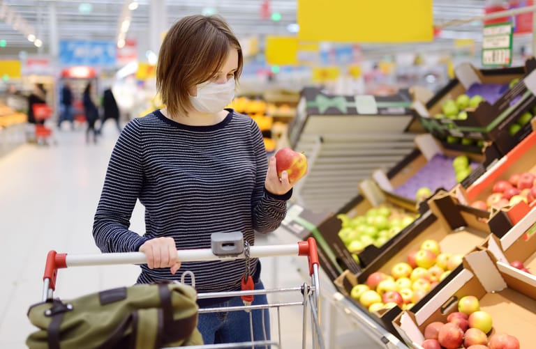 Supermarkt: Supermärkte und Geschäfte sind ebenfalls Orte mit einem leicht erhöhten Infektionsrisiko, weil sich dort Menschen auf engem Raum begegnen. Das Tragen einer Maske ist in Deutschland vorgeschrieben und soll die Ansteckungsgefahr reduzieren.