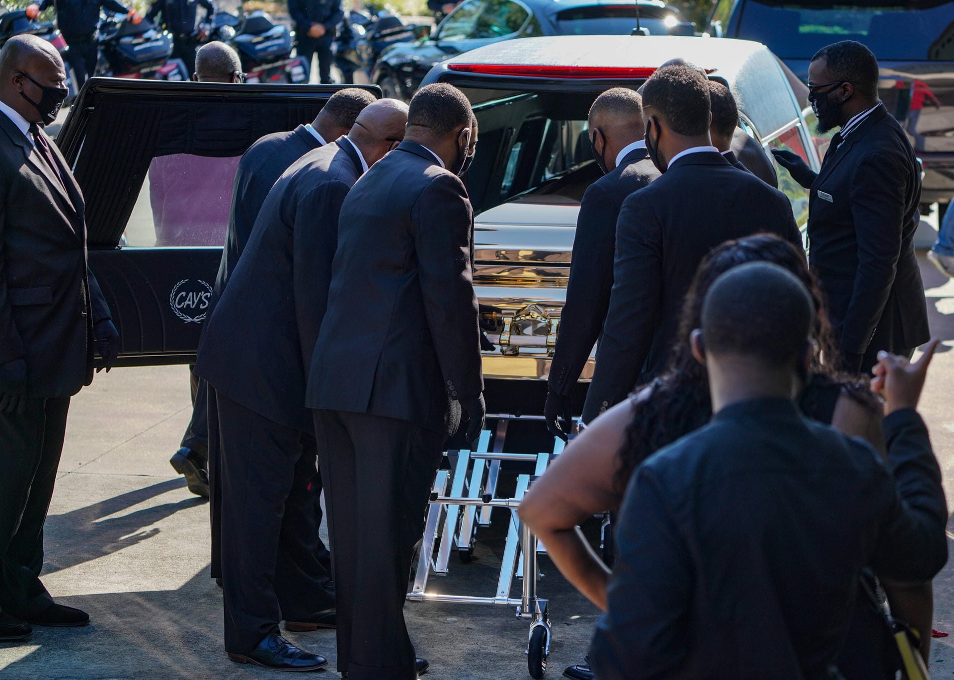 Beerdigung von George Floyd: Der goldene Sarg des 46-Jährigen ist am Montag in eine Kirche in Houston gebracht worden.