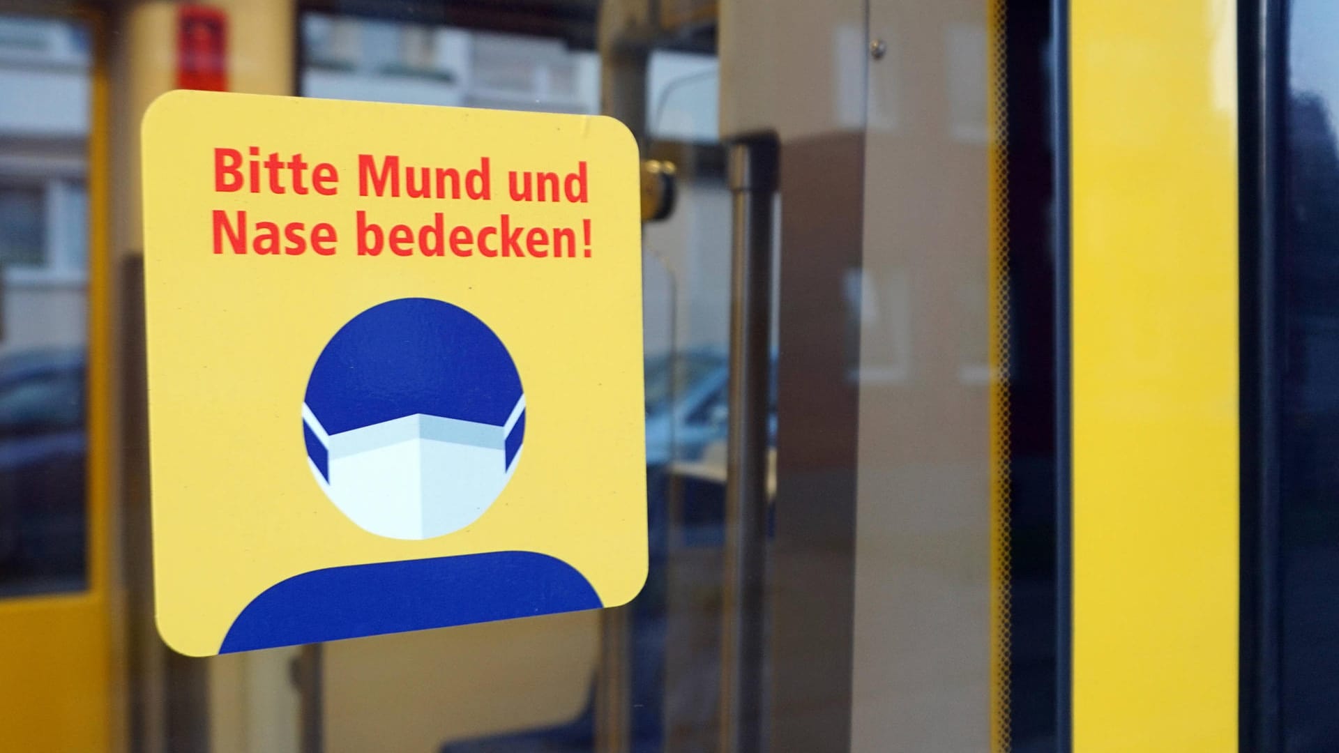 Maskenpflicht wegen Corona: Aktuell gilt in allen Bussen, Bahnen und Zügen eine Maskenpflicht. Das bedeutet, Sie müssen Mund und Nase bedecken. Geeignet dafür sind OP-Masken, selbst genähte Stoffmasken oder auch die Bedeckung mit Schals und Tüchern.