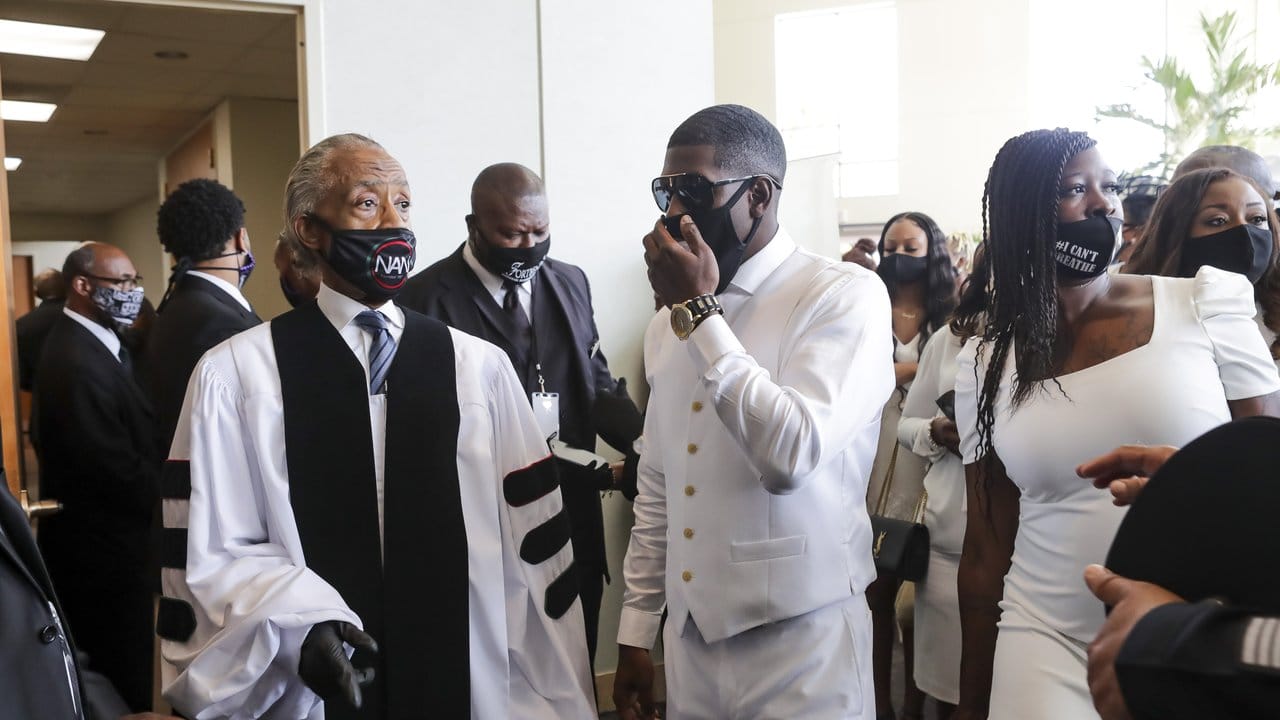 Der Pfarrer Al Sharpton (l) spricht mit Quincy Mason Floyd (M rechts), dem Sohn von George Floyd, vor der Beisetzung. Der Pfarrer Al Sharpton (l) spricht mit Quincy Mason Floyd (M rechts), dem Sohn von George Floyd, vor der Beisetzung.