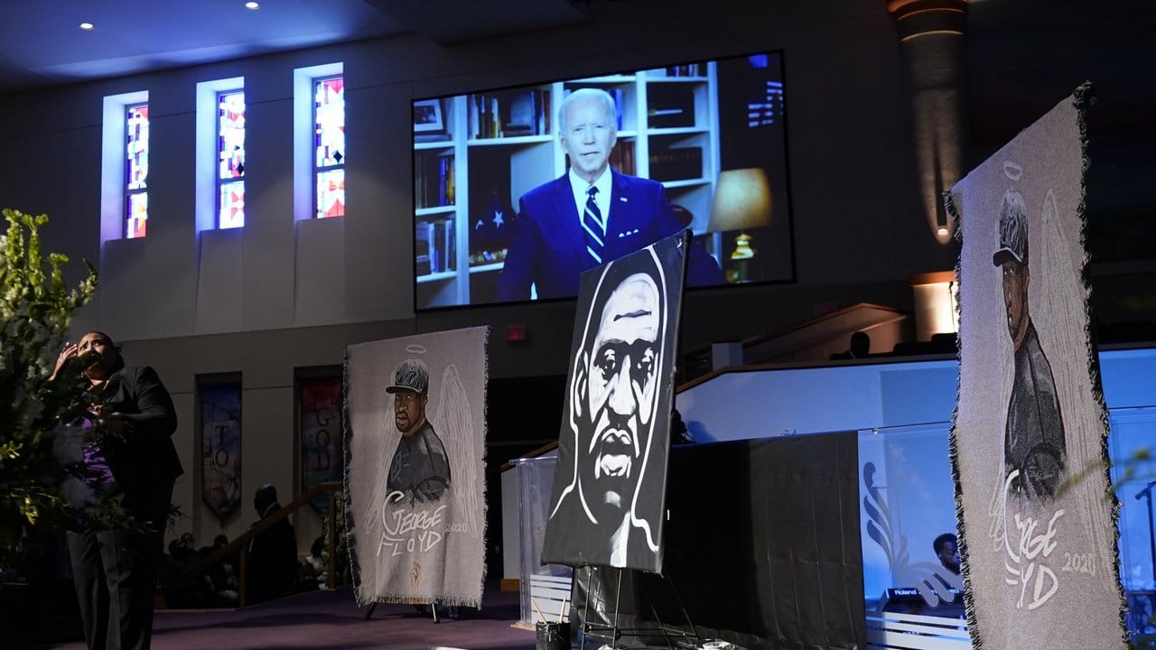 Der demokratische Präsidentschaftskandidat Joe Biden ist bei der Trauerfeier per Video zugeschaltet. Der demokratische Präsidentschaftskandidat Joe Biden ist bei der Trauerfeier per Video zugeschaltet.