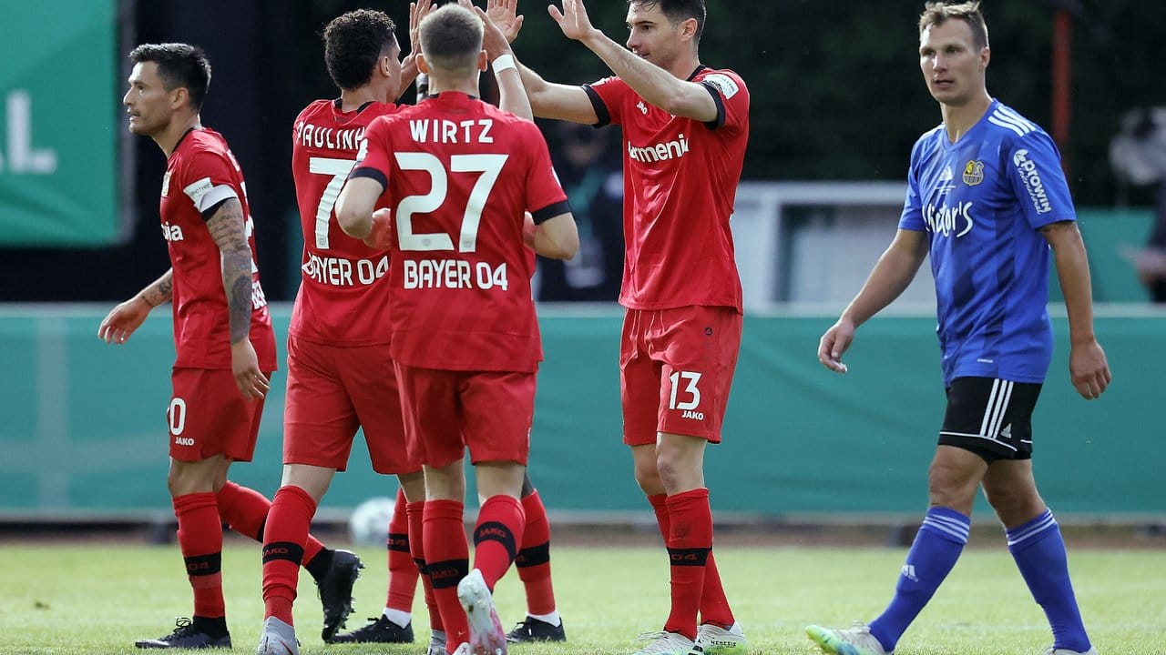 Die Spieler von Bayer Leverkusen feiern das Tor zum 2:0 gegen den FC Saarbrücken. Die Spieler von Bayer Leverkusen feiern das Tor zum 2:0 gegen den FC Saarbrücken.