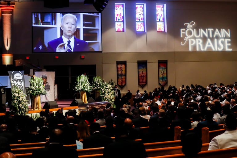 Beisetzung von George Floyd: Auf einem Bildschirm wird die Videobotschaft von dem designierten demokratischen Präsidentschaftskandidaten Joe Biden gespielt.