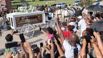 Beisetzung von George Floyd: Der Sarg von George Floyd wird in einer weißen Kutsche auf den Friedhof Houston Memorial Gardens transportiert.