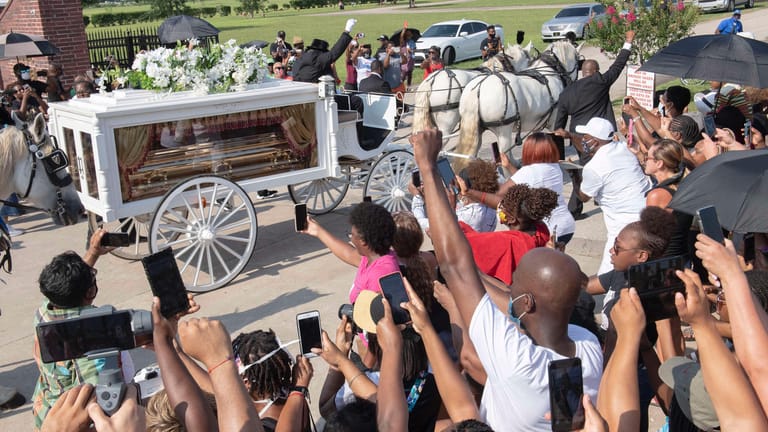 Beisetzung von George Floyd: Der Sarg von George Floyd wird in einer weißen Kutsche auf den Friedhof Houston Memorial Gardens transportiert.