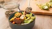 Lecker kochen mit Tofu, gegrilltem Gemüse und Avocado: Pflanzenbetonte Kost ist laut Experten die Basis für eine gesunde Ernährung.