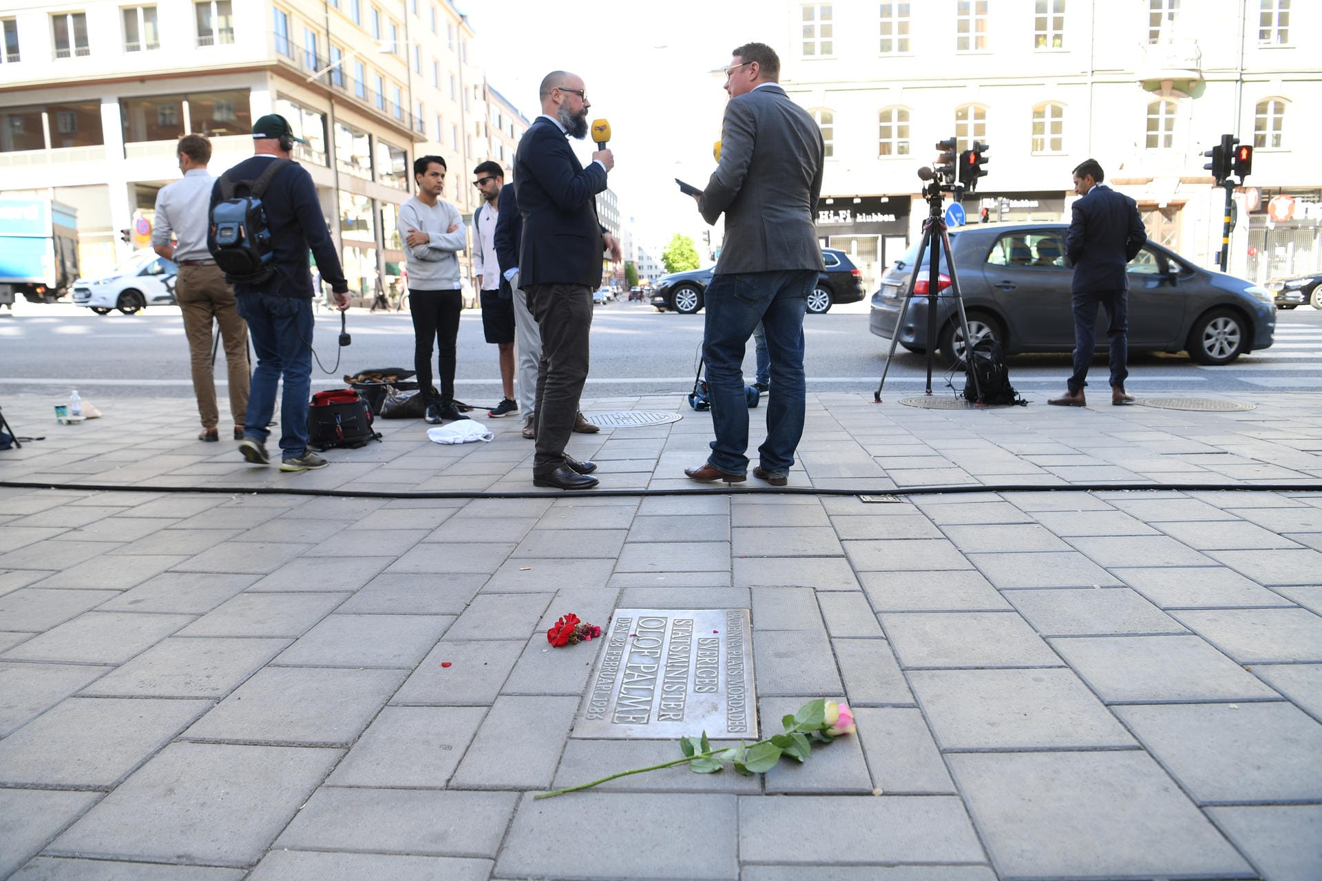 Blumen am Tatort des Mordes in Stockholm: Der Tod von Olof Palme bewegt die Schweden auch nach 34 Jahren noch.