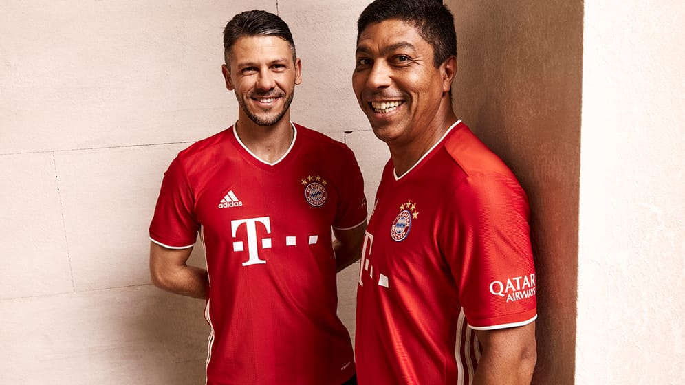 Bayern-Legenden Demichelis (li.) und Elber im neuen Trikot: Das Shirt ist traditionell in Rot gehalten.