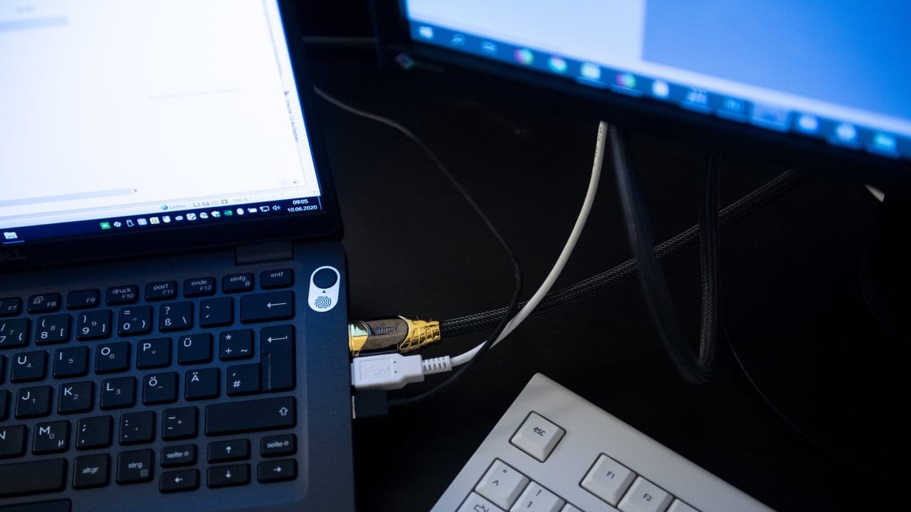 Ein externer Monitor und eine Tastatur sind schnell ans Notebook angeschlossen.