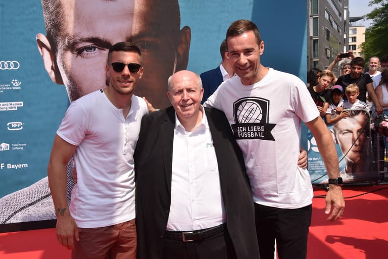 2019: Lukas Podolski, Rainer Calmund und Kai Pflaume bei der Premiere des Films "Kroos" , eine zweistündigen Dokumentation über die Karriere des Fußballspielers Toni Kroos.