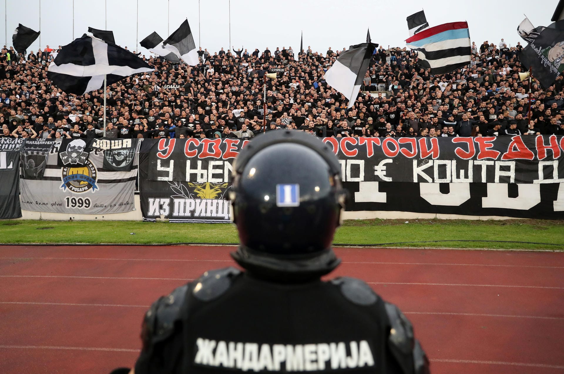 Trotz erhöhtem Polizeiaufkommen und Sicherheitsrichtlinien scharten sich die treuesten Anhänger von Partizan dicht an dicht in der Südkurve des Stadion Partizan.