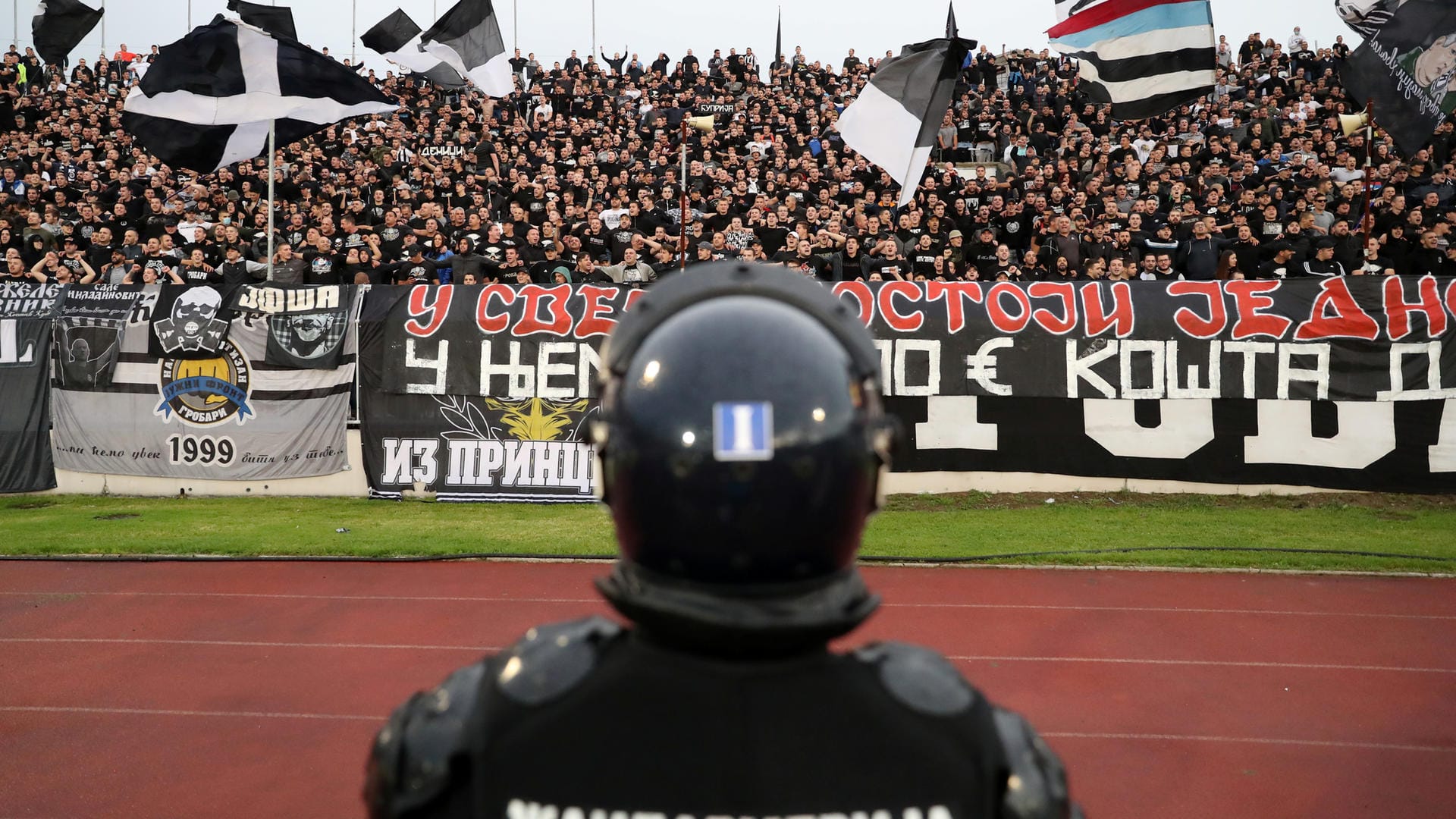 Trotz erhöhtem Polizeiaufkommen und Sicherheitsrichtlinien scharten sich die treuesten Anhänger von Partizan dicht an dicht in der Südkurve des Stadion Partizan.