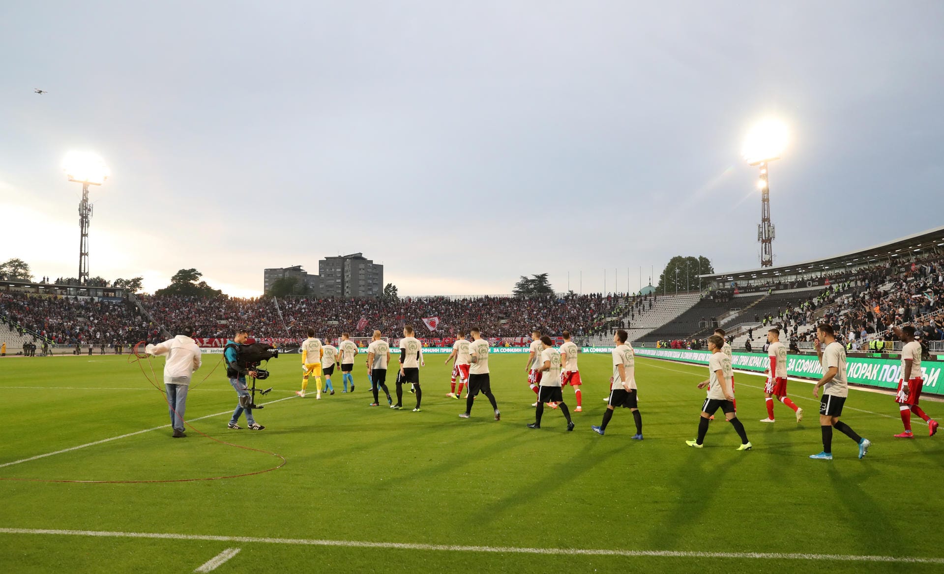 Nach wochenlangen Ausgangssperren und anderen Anti-Corona-Maßnahmen war das "Ewige Derby" zwischen FK Partizan und Roter Stern Belgrad die erste große öffentliche Veranstaltung in Serbien.