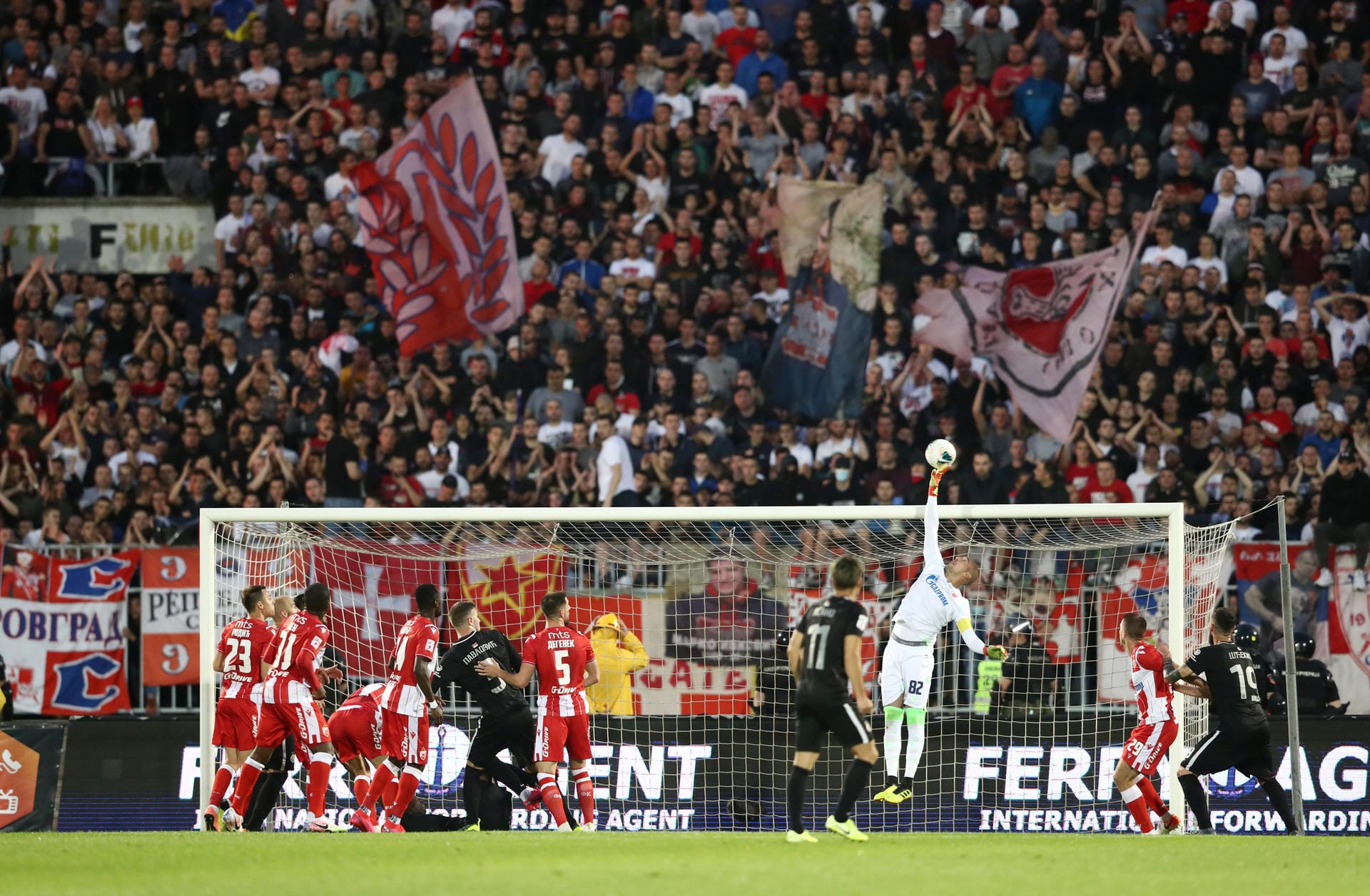 Sportlich ging es zwischen den beiden Erzrivalen um den Einzug ins Pokalfinale.