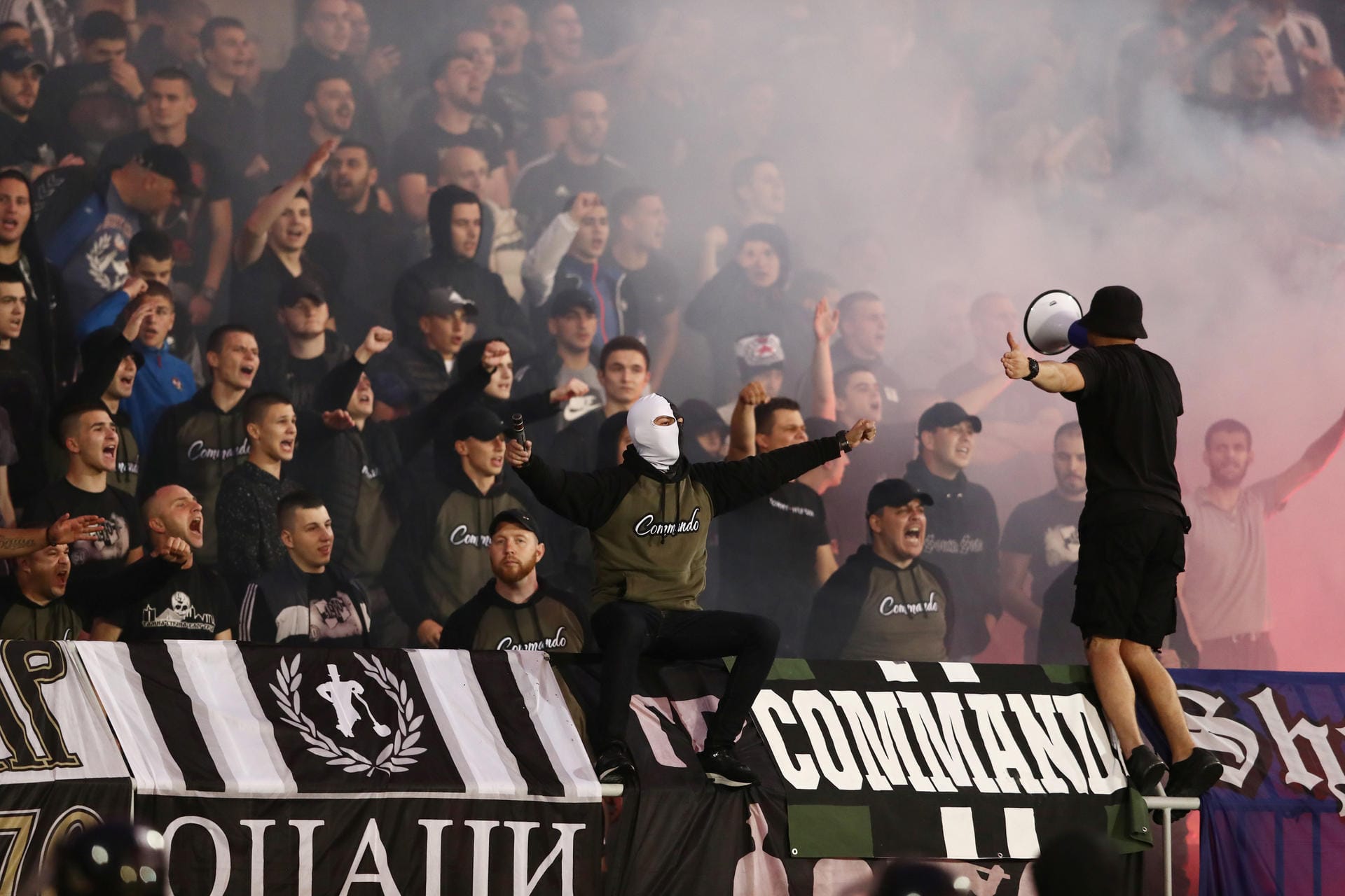 Die Partizan-Fans "Grobari", zu deutsch Totengräber, gaben auf den Rängen alles, um ihre Mannschaft zum Erfolg zu führen.