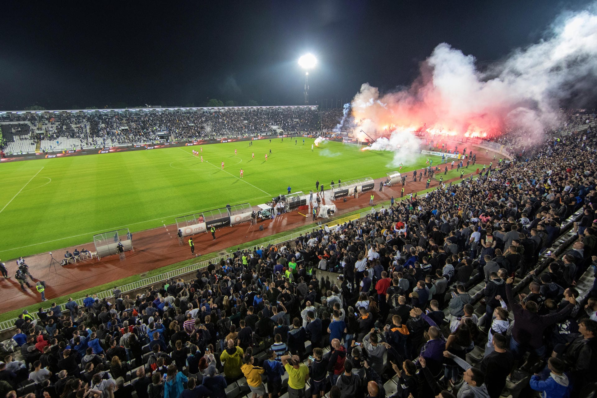 Sensation in Zeiten der Pandemie: 25.000 Zuschauer strömten zur Pokalduell des FK Partizan und Roter Stern Belgrad ins Stadion. Hier finden Sie die spektakulärsten Fotos.