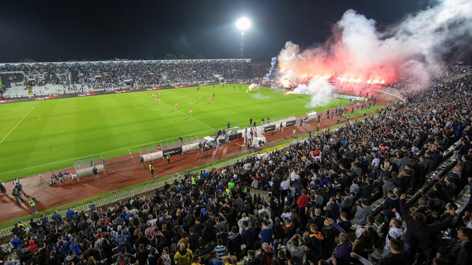 Sensation in Zeiten der Pandemie: 25.000 Zuschauer strömten zur Pokalduell des FK Partizan und Roter Stern Belgrad ins Stadion. Hier finden Sie die spektakulärsten Fotos.