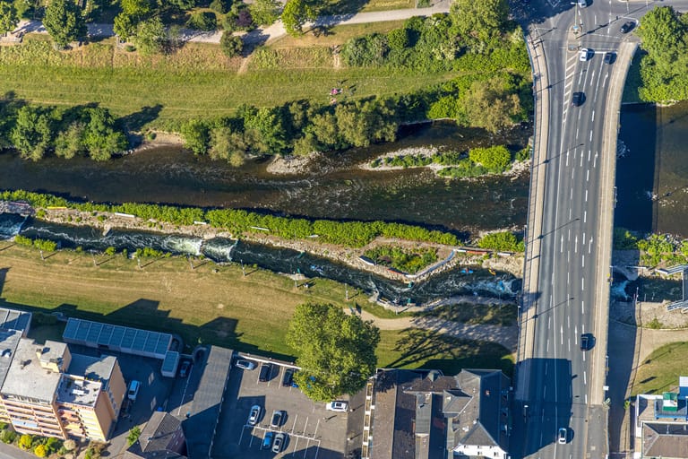 Luftbild von der Lennebrücke: Sie führt über den Fluss Lenne und ins Lennetal.