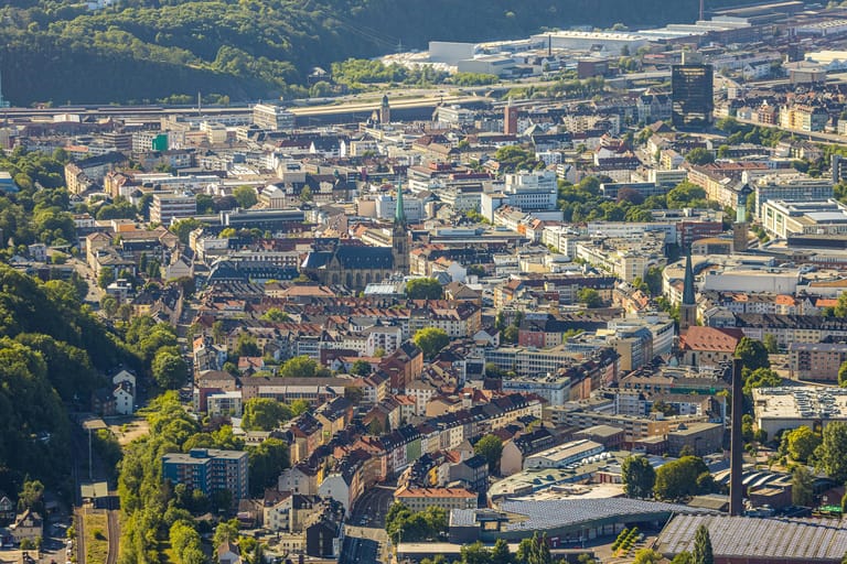 Blick auf die Innenstadt mit Johanniskirche und St. Marien Kirche: Hagen hat knapp 190.000 Einwohner.
