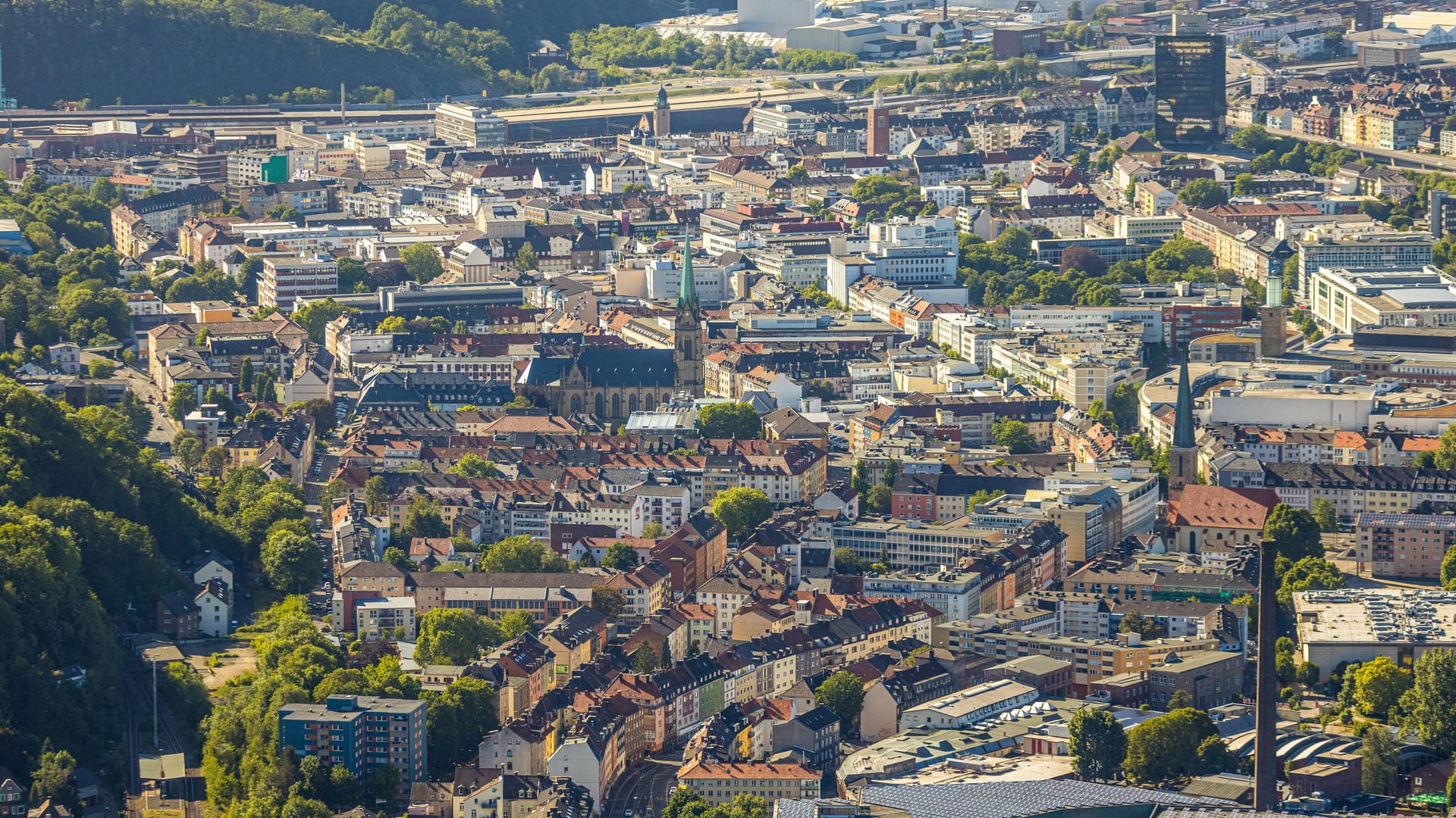 Blick auf die Innenstadt mit Johanniskirche und St. Marien Kirche: Hagen hat knapp 190.000 Einwohner.