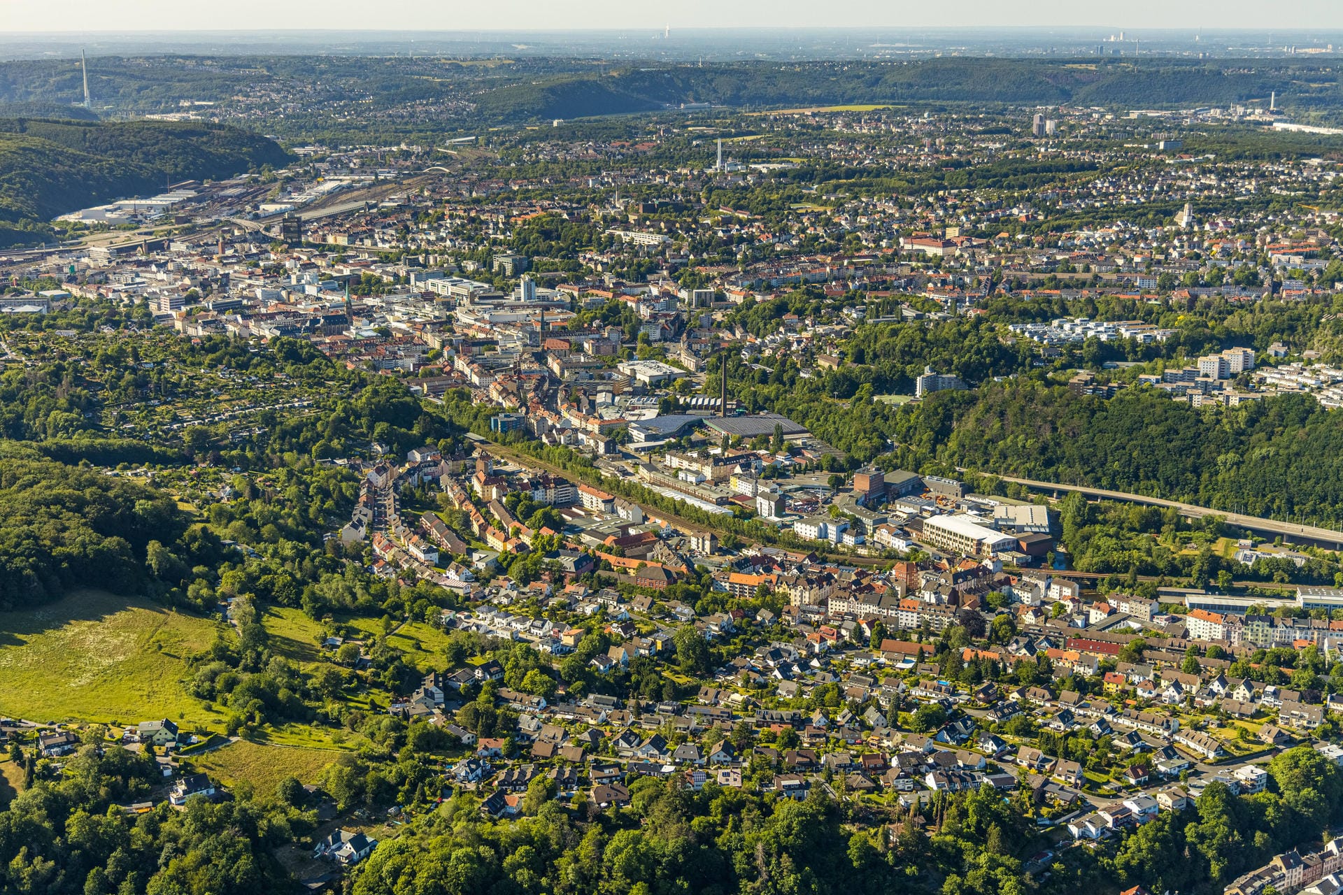 Blick auf Hagen mit Volmetalstraße: Von oben ist deutlich zu erkennen, wie grün die Stadt ist.