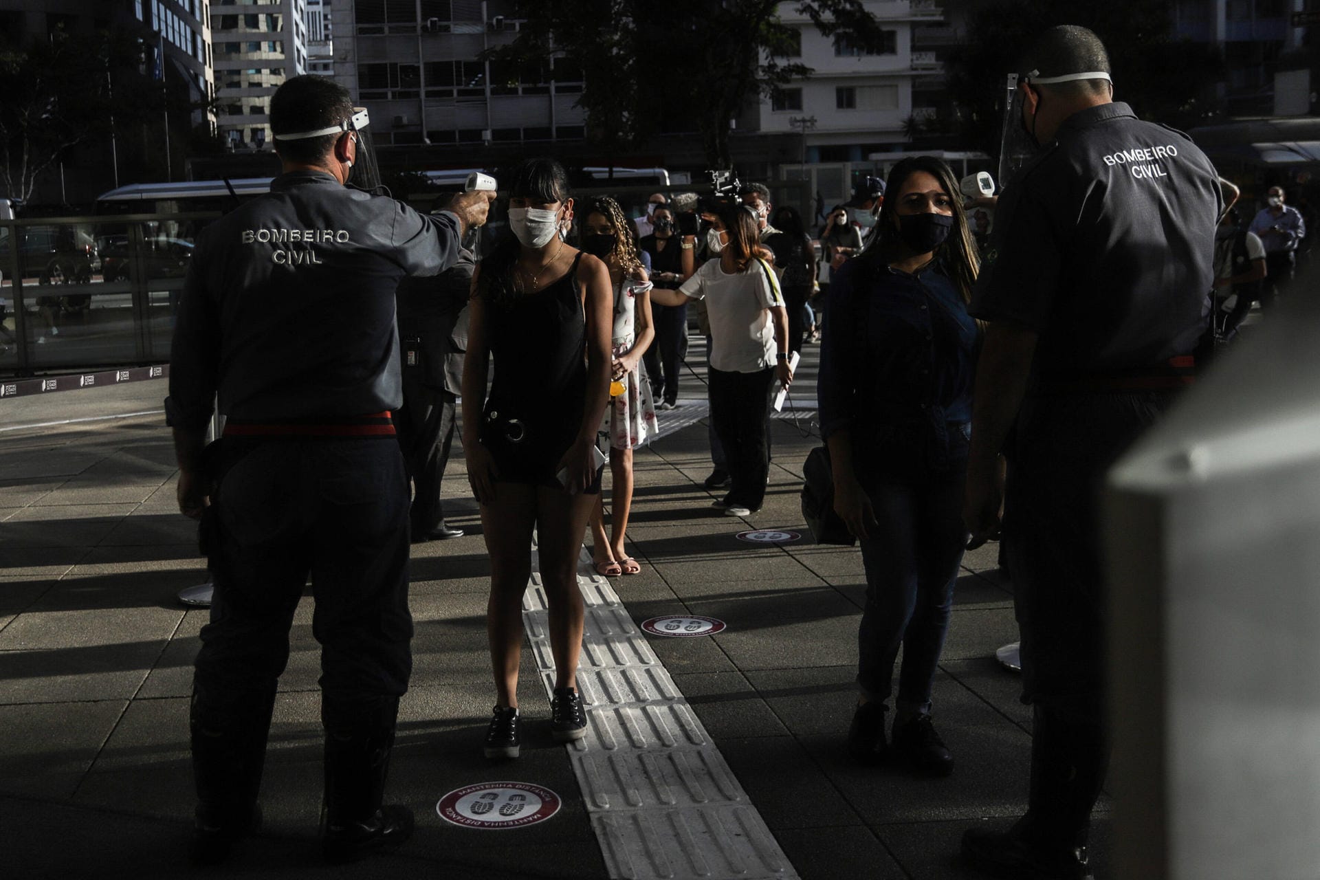 Temperaturmessung vor einer Shopping Mall in Sao Paulo: In keinem Land steigen die Corona-Infektionen in absoluten Zahlen derzeit stärker als in Brasilien. Mit rund 1,6 Millionen Infizierten liegt das Land weltweit auf dem zweiten Platz. Über 65.000 Menschen sind inzwischen verstorben.