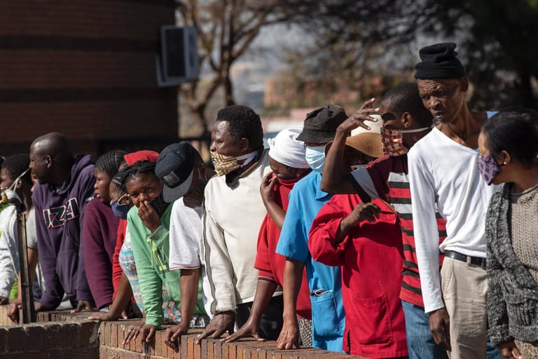 Menschen warten in Johannesburg an einer Essensausgabe: Nach den Zahlen der registrierten Fälle zu urteilen, ist Südafrika das am schwersten betroffene Land auf dem Kontinent: Über 200.000 Menschen sind mit dem Coronavirus infiziert.