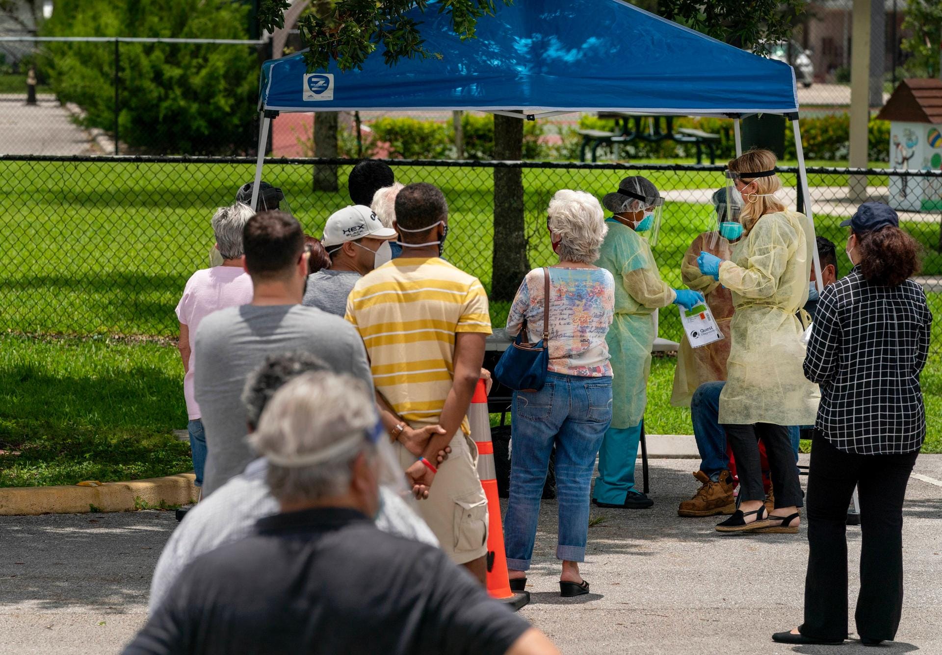 In Florida stehen Menschen Schlange, um sich auf das Virus testen zu lassen: Die Regierung von Präsident Donald Trump reagierte zu Beginn sehr zögerlich auf die Pandemie, was zu einem starken Anstieg der Fallzahlen führte. Auch wenn die Testkapazitäten inzwischen deutlich ausgebaut wurden, sind die wirtschaftlichen Verwerfungen der Krise gewaltig. Seit März haben sich laut dem Arbeitsministerium weit mehr als 40 Millionen Menschen neu arbeitslos gemeldet.