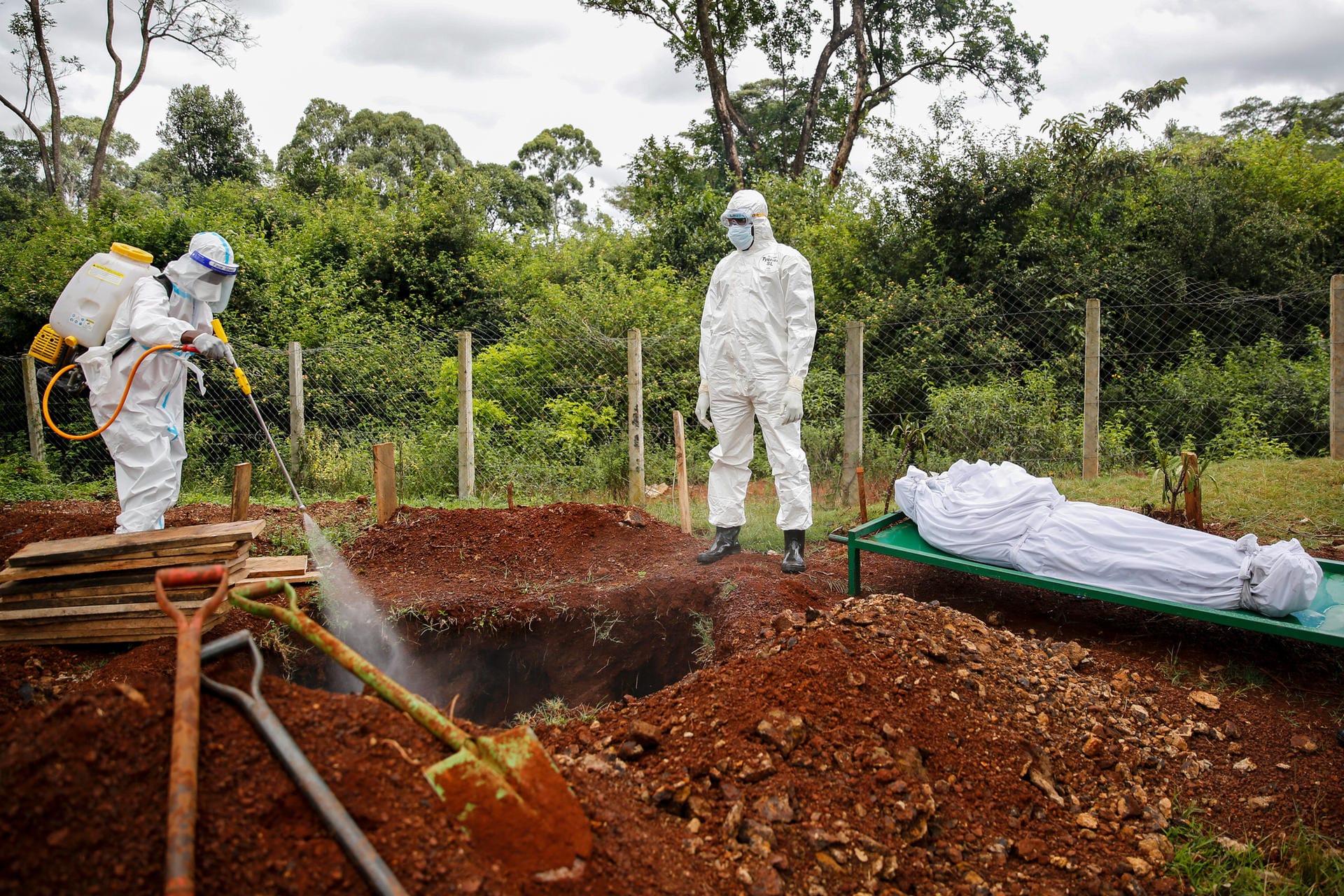 Beerdigung eines Corona-Toten in Nairobi: Zunächst breitete sich das Coronavirus in Afrika nur langsam aus. Doch inzwischen ist die Weltgesundheitsorganisation (WHO) alarmiert. Das Tempo der Neuinfektionen nimmt rasant zu. Mittlerweile sind auf dem Kontinent über 400.000 Menschen infiziert.