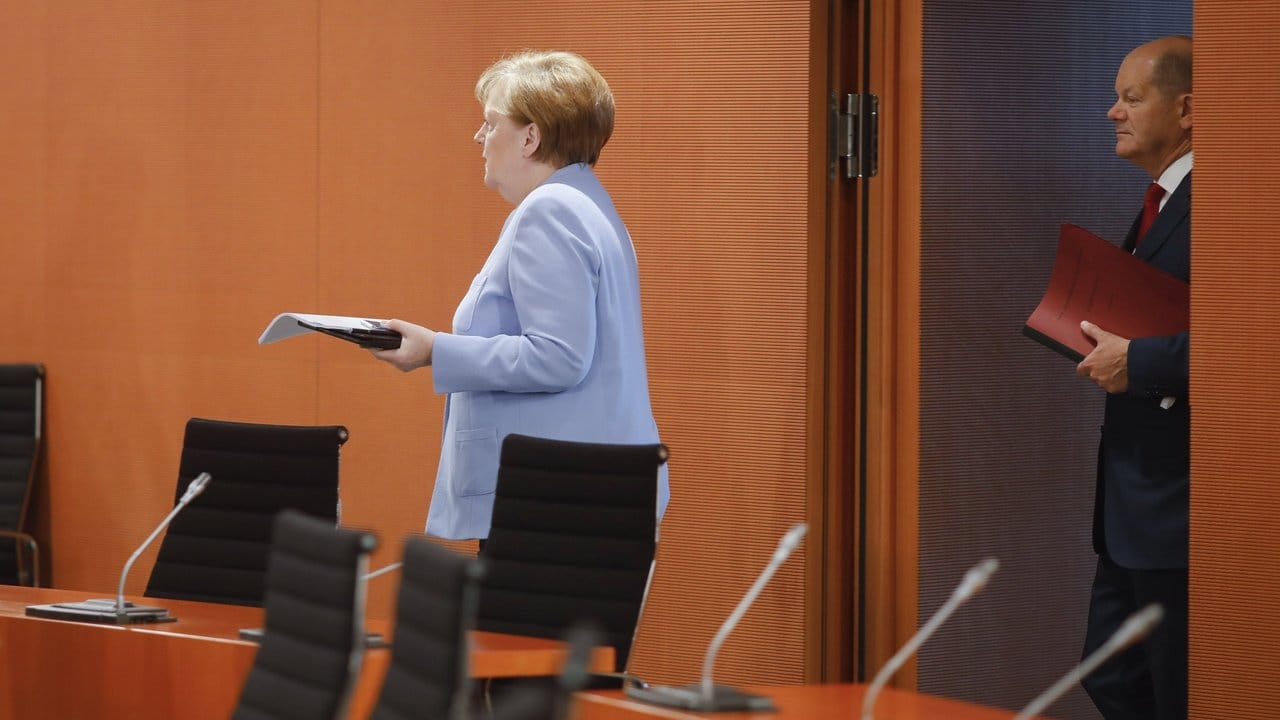 Bundeskanzlerin Angela Merkel und Vizekanzler Olaf Scholz kommen zur Sondersitzung des Kabinetts.