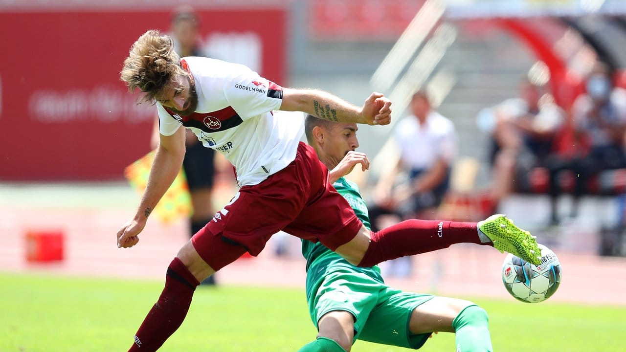 Der Nürnberger Enrico Valentini verliert den Zweikampf mit Kenny Prince Redondo. Der Nürnberger Enrico Valentini verliert den Zweikampf mit Kenny Prince Redondo.