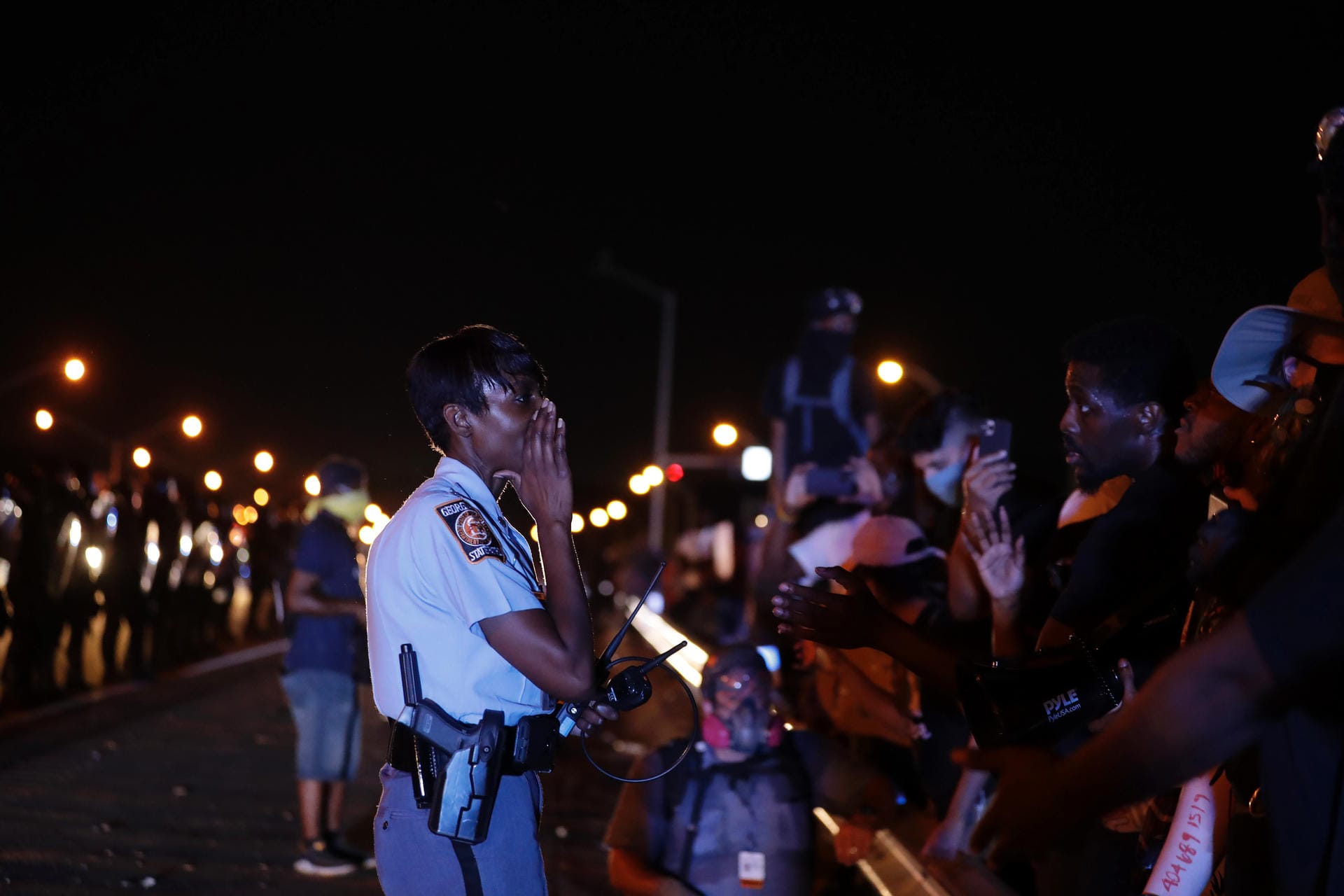 Als Reaktion auf die tödlichen Polizeischüsse trat die Polizeichefin der Großstadt, Erika Shields, zurück, wie Atlantas Bürgermeisterin Keisha Lance Bottoms am Samstag (Ortszeit) bekanntgab.