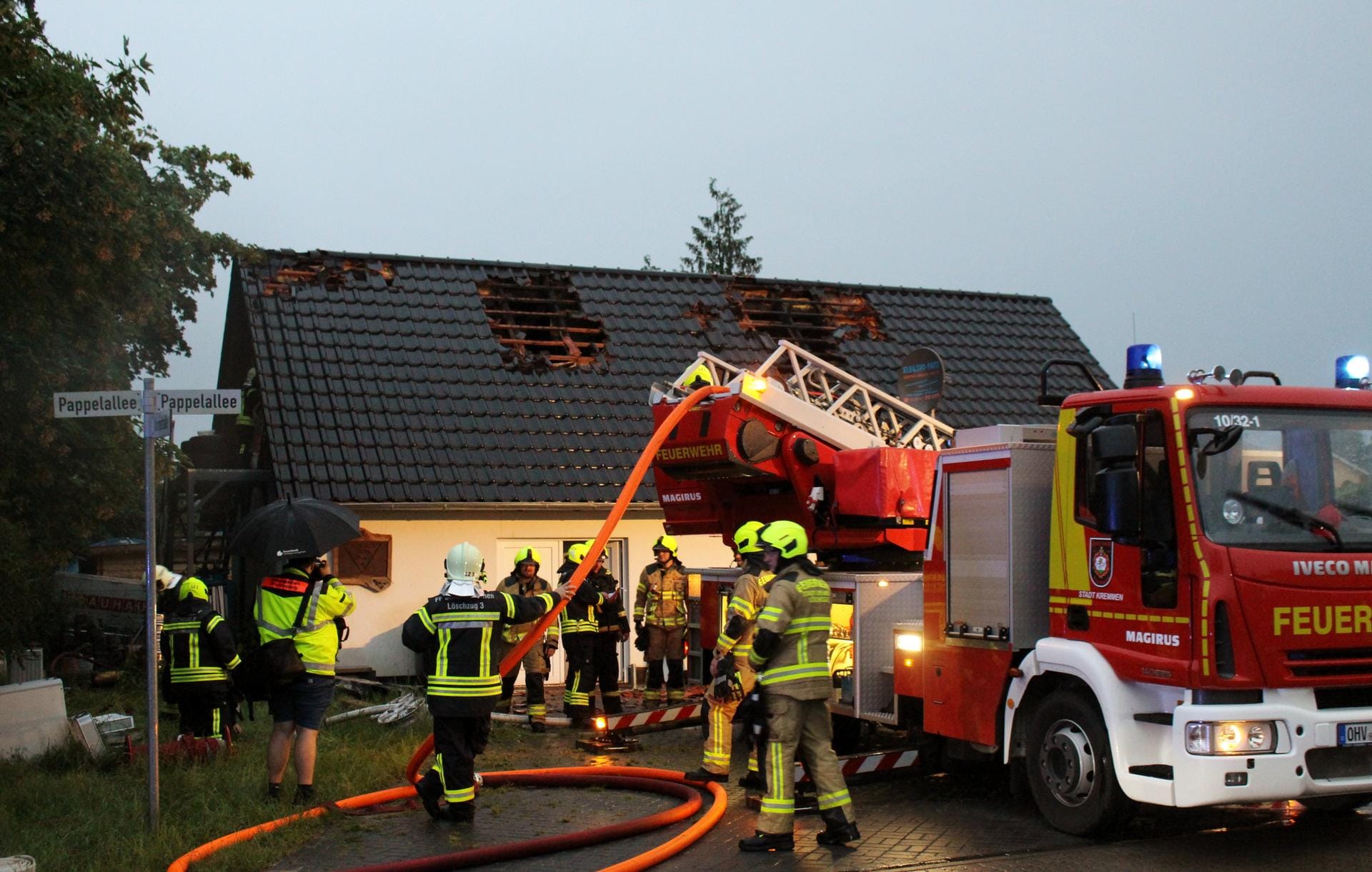 Brandenburg, Kremmen: Die Feuerwehr steht vor einem Haus im Kremmener Ortsteil Sommerfeld, nachdem ein Blitz in das Hausdach eingeschlagen war.