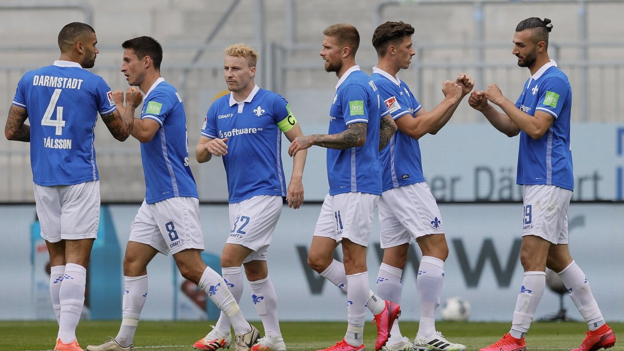 Darmstadt 98 feierte gegen Hannover 96 einen Last-Minute-Sieg. Darmstadt 98 feierte gegen Hannover 96 einen Last-Minute-Sieg.