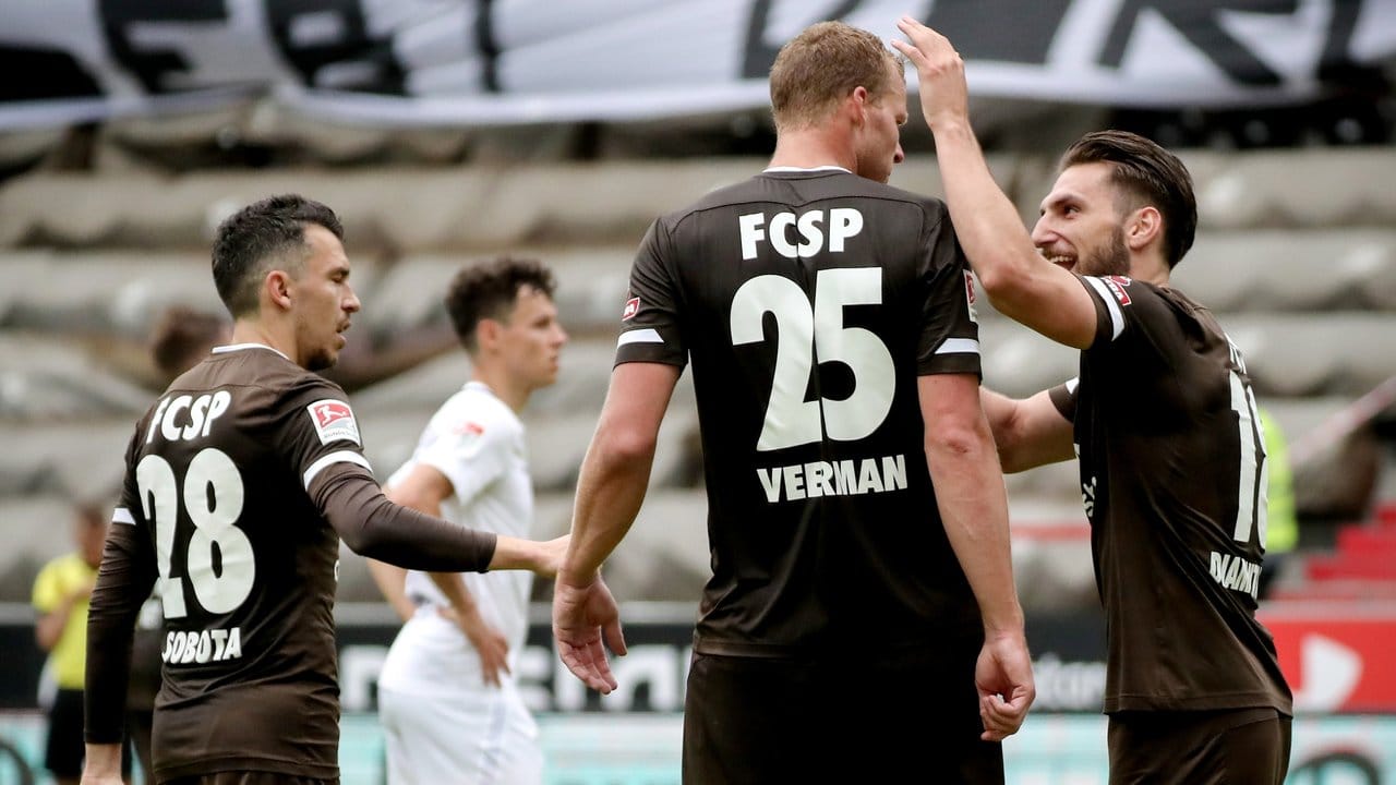 Henk Veerman (M) stellte mit seinem Tor die Weichen auf Paulis Heimsieg gegen Aue. Henk Veerman (M) stellte mit seinem Tor die Weichen auf Paulis Heimsieg gegen Aue.