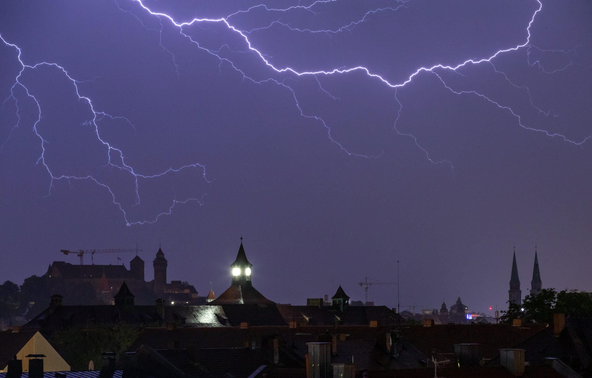 Bayern, Nürnberg: Blitze entladen sich über der Altstadt.