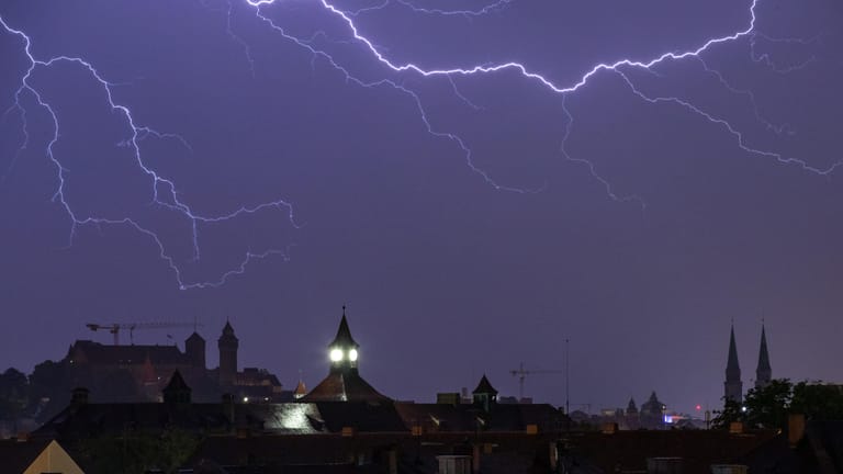 Bayern, Nürnberg: Blitze entladen sich über der Altstadt.