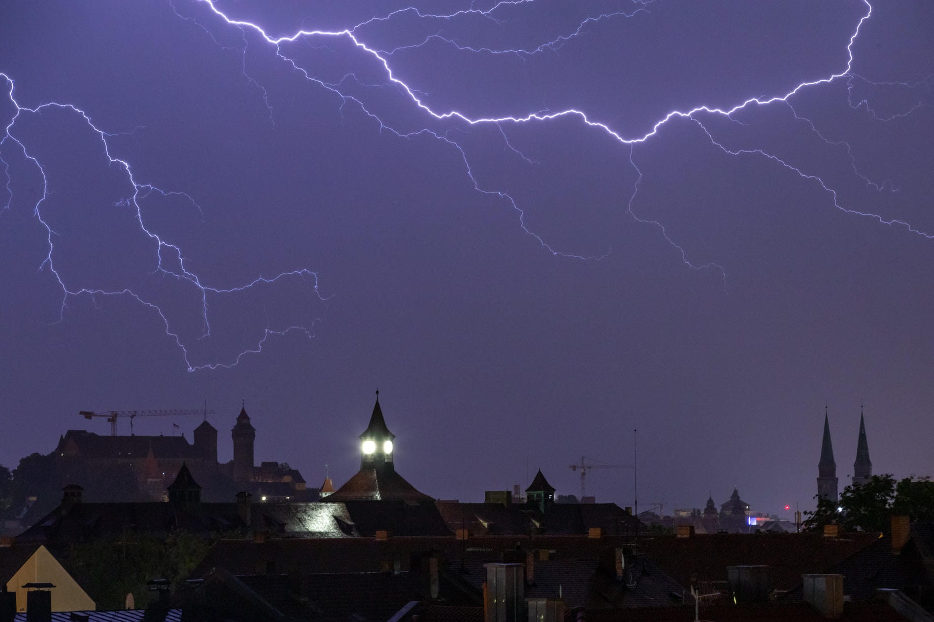 Bayern, Nürnberg: Blitze entladen sich über der Altstadt.