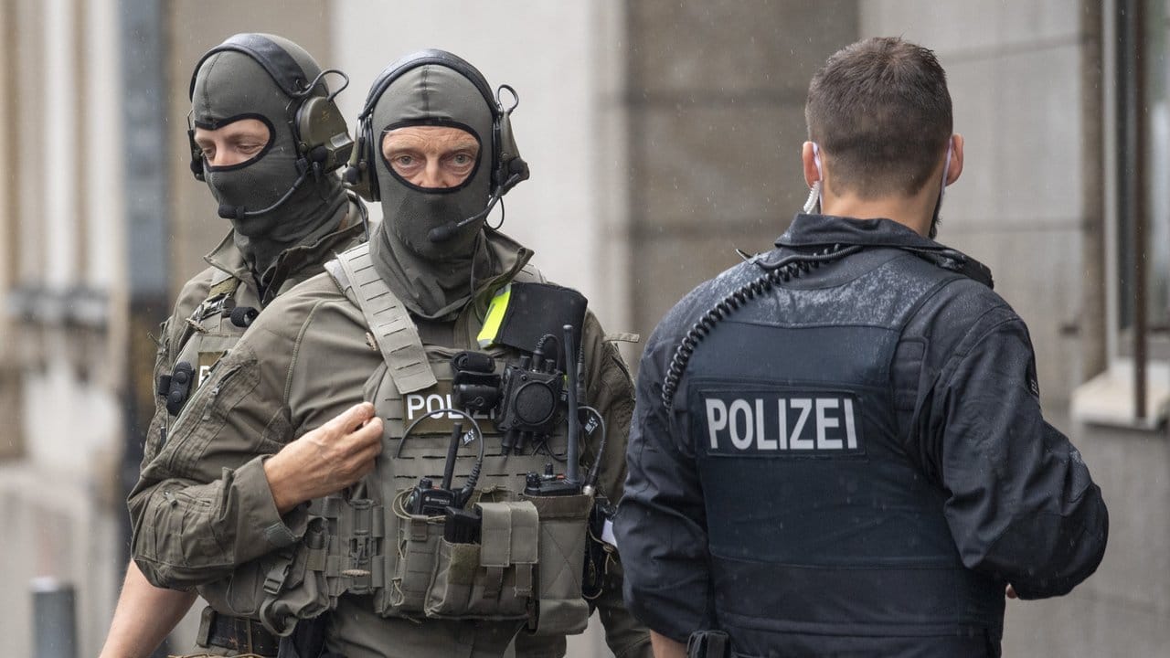 Beamte des Spezialeinsatzkommandos (SEK) der Polizei sichern vor der Ankunft der Angeklagten das Gerichtsgebäude. Beamte des Spezialeinsatzkommandos (SEK) der Polizei sichern vor der Ankunft der Angeklagten das Gerichtsgebäude.