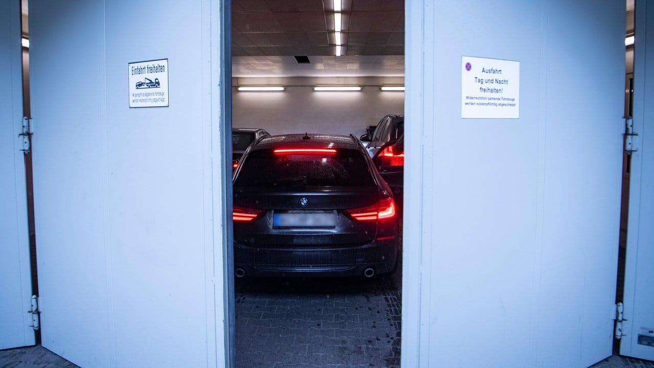 Die Tore der Sicherheitsschleuse am Landgericht schließen sich hinter den Fahrzeugen, mit denen die Angeklagten im Mordfall Lübcke ins Gerichtsgebäude gebracht worden sind. Die Tore der Sicherheitsschleuse am Landgericht schließen sich hinter den Fahrzeugen, mit denen die Angeklagten im Mordfall Lübcke ins Gerichtsgebäude gebracht worden sind.