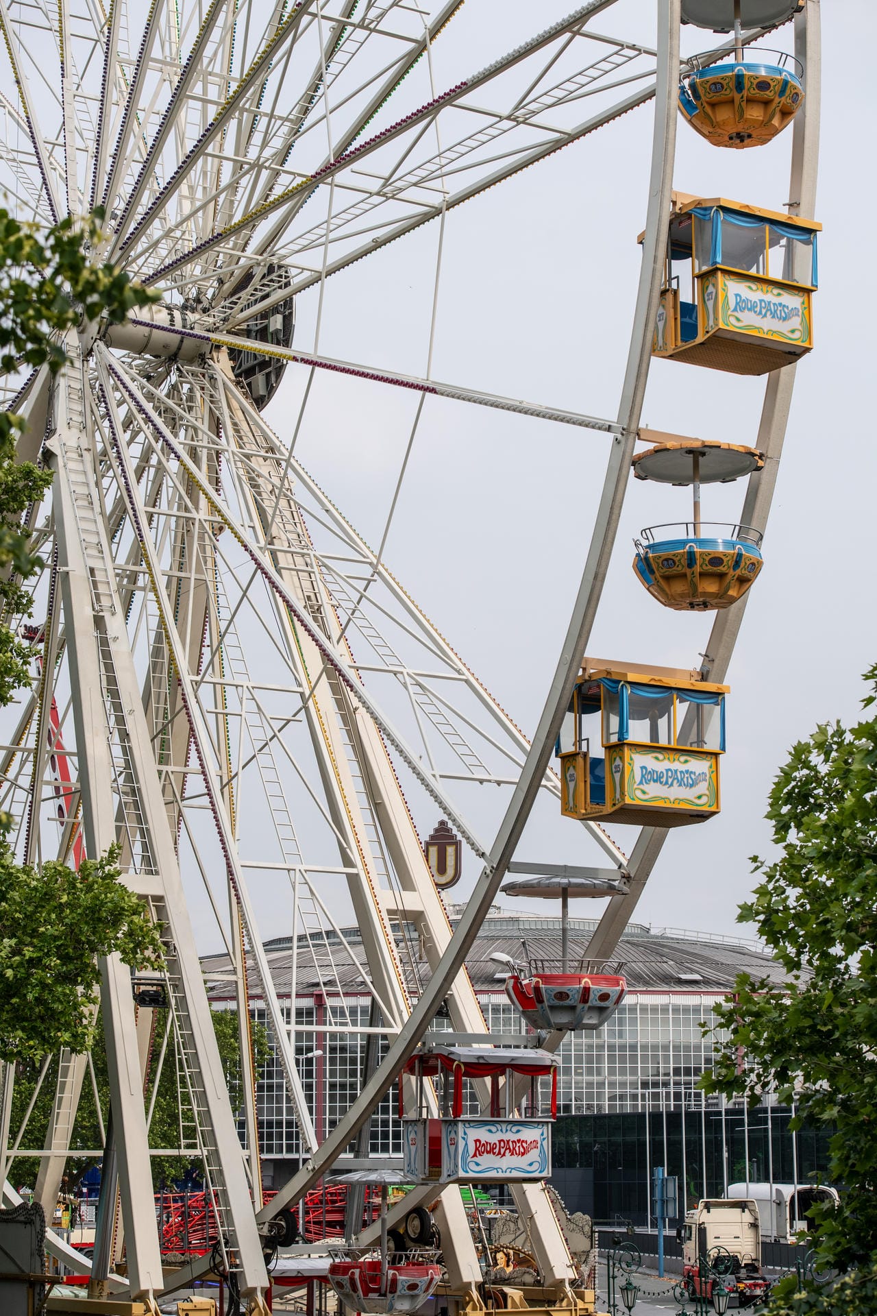 Riesenrad "Roue Parisienne": In verschiedenen Wagen kann man eine Runde fahren und den Blick über Dortmund genießen.