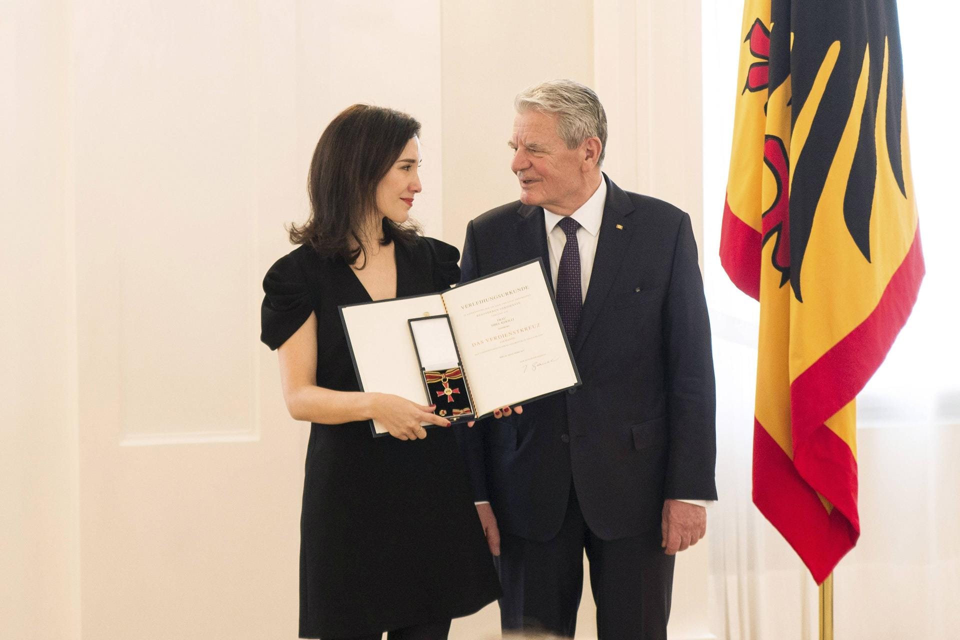 2017: Sibel Kekilli erhält das Verdienstkreuz am Bande von Joachim Gauck bei der Ordensverleihung zum Internationalen Frauentag durch den Bundespräsidenten im Schloss Bellevue.