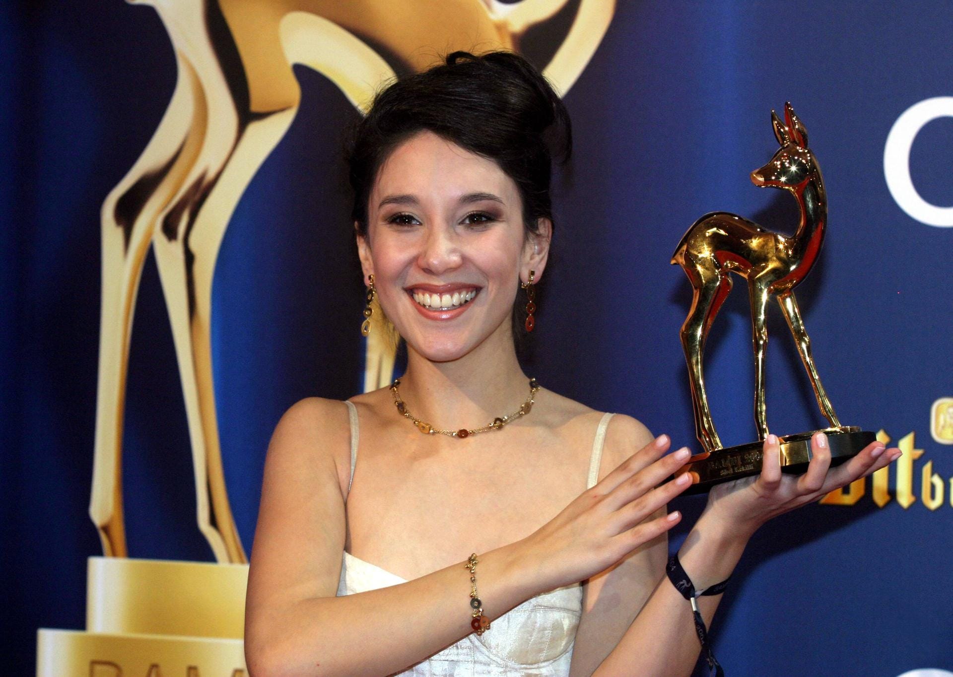 2004: Sibel Kekilli ist stolze Bambi-Preisträgerin als Shooting-Star des Jahres.