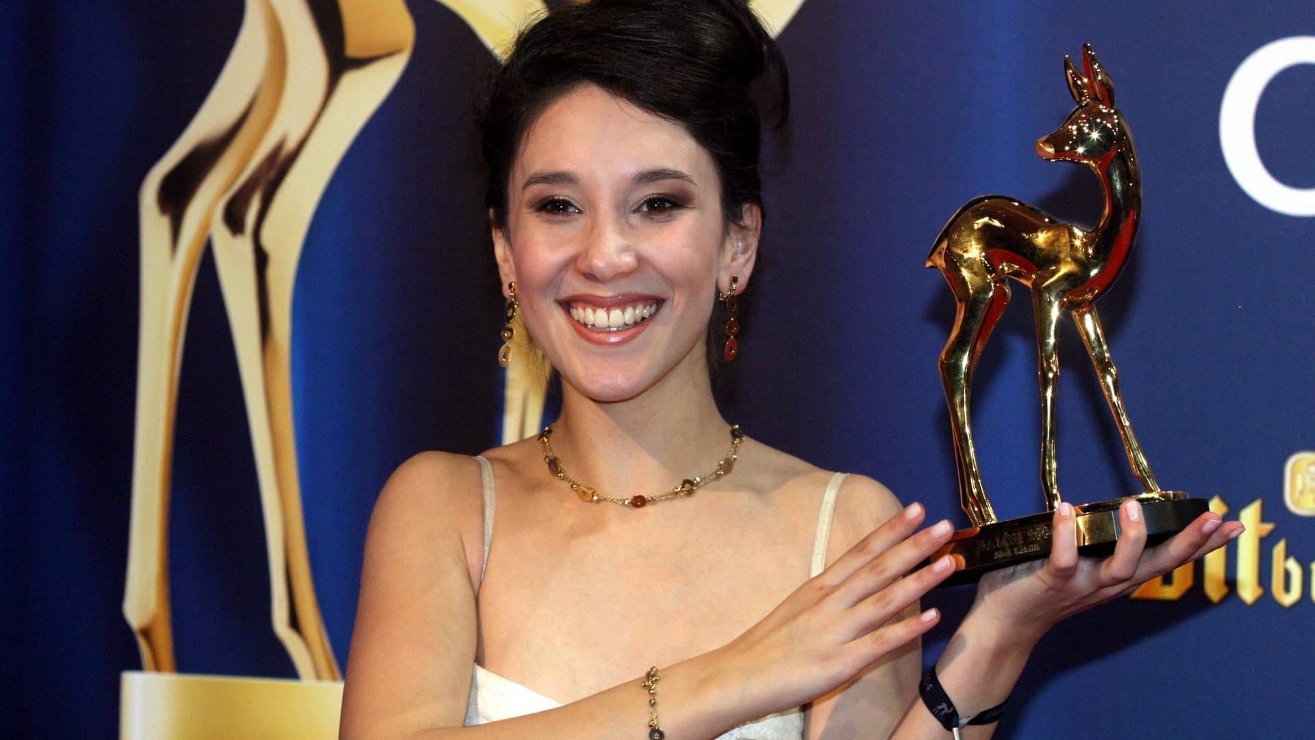 2004: Sibel Kekilli ist stolze Bambi-Preisträgerin als Shooting-Star des Jahres.