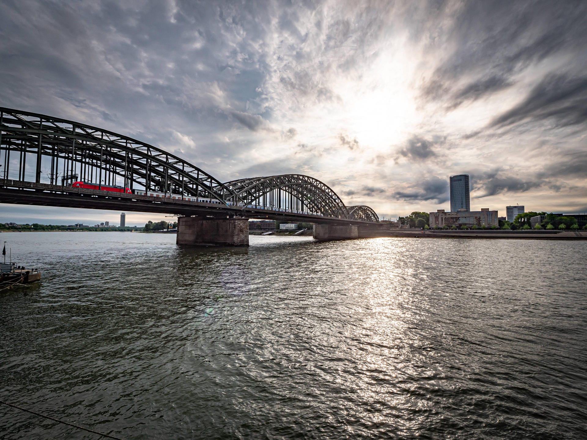 Blick auf die Hohenzollernbrücke, die den Rhein überquert: Sie ist über 400 Meter lang.