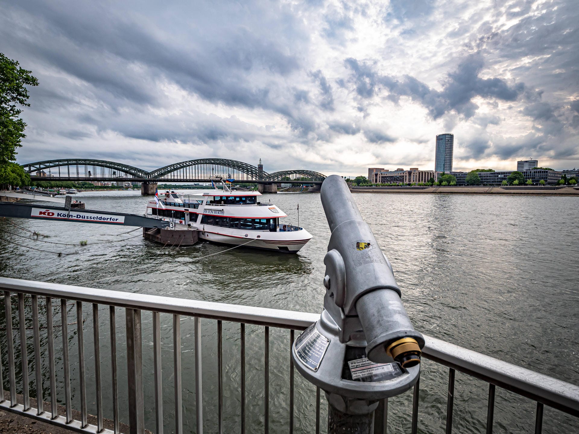 Ein Ausflugsschiff in Köln: Der Fluss zählt zu einer der verkehrsreichsten Wasserstraßen in Europa.