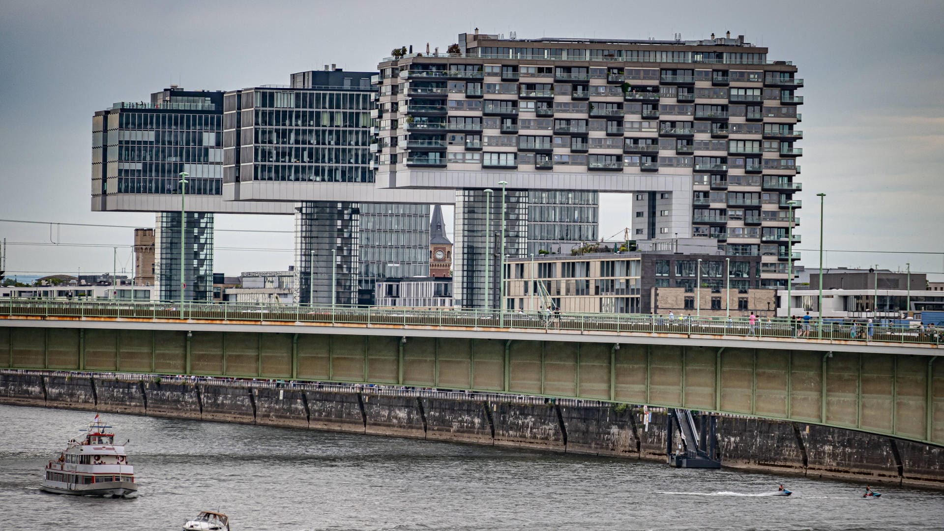 Die Kranhäuser am Rheinauhafen in Köln: Sie prägen das Rheinufer in der Altstadt-Süd.