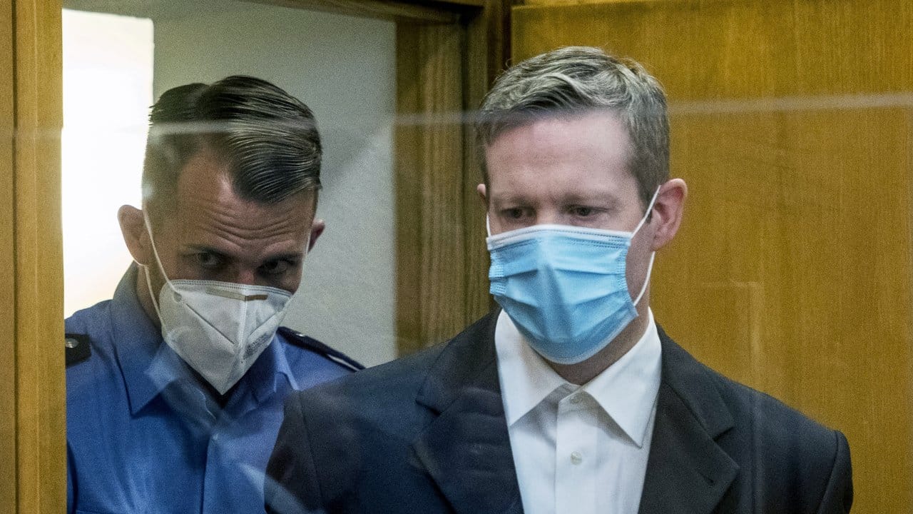 Der Angeklagte (r) wird am ersten Tag des Prozesses mit Mundschutz in einen Gerichtssaal des Oberlandesgerichts gebracht. Der Angeklagte (r) wird am ersten Tag des Prozesses mit Mundschutz in einen Gerichtssaal des Oberlandesgerichts gebracht.