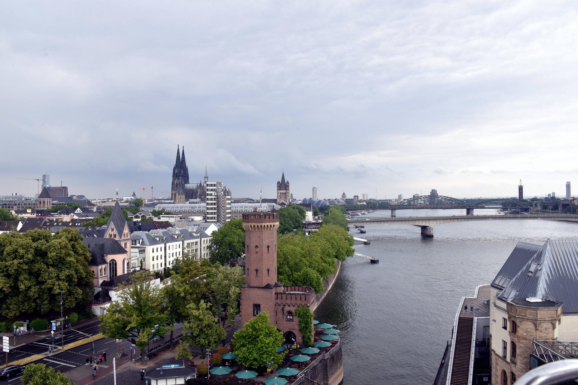 Blick auf den Rheinauhafen mit Malakoffturm, Altstadt und Kölner Dom: Der Rhein ist für das Stadtbild prägend.