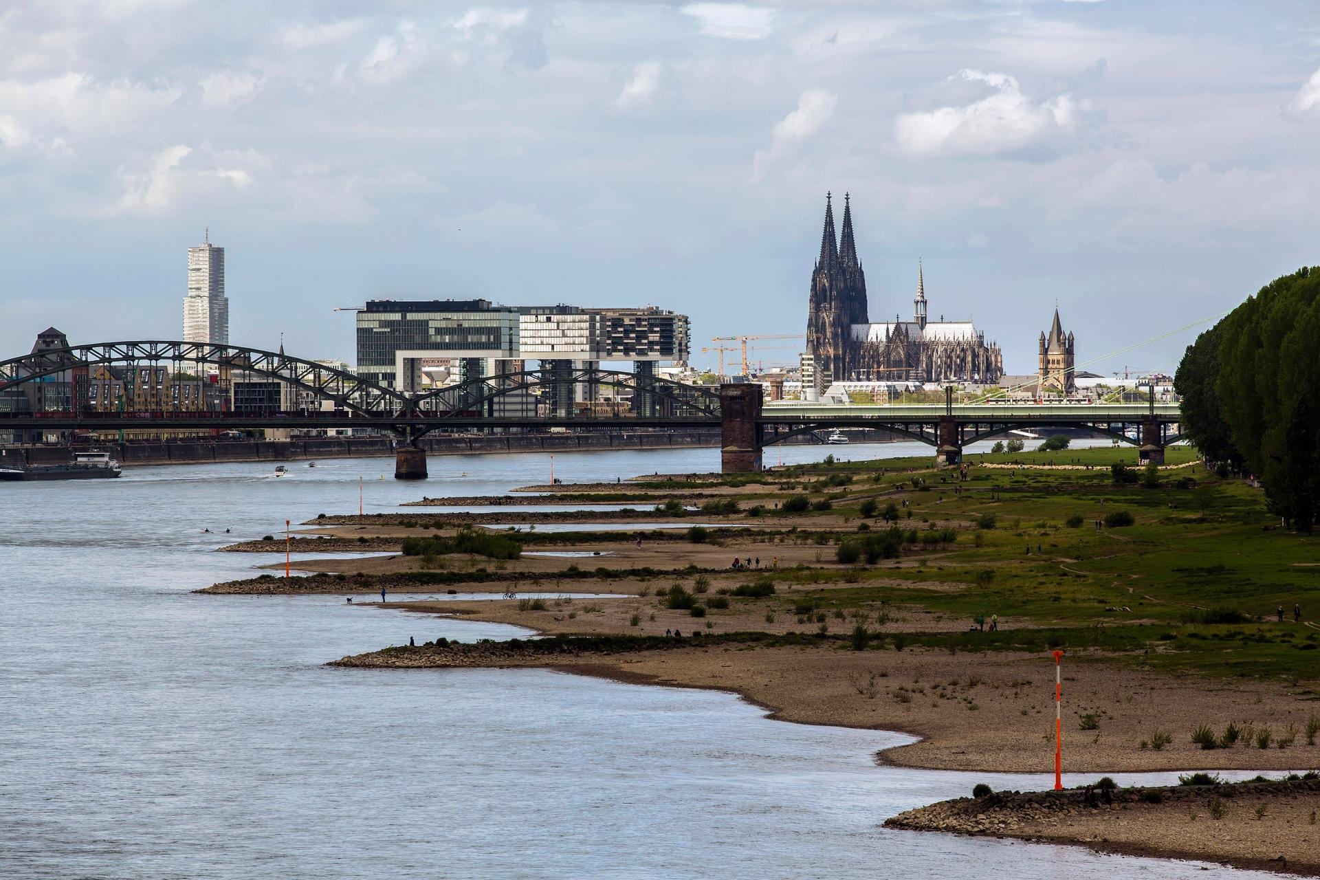 Niedrigwasser im Rhein bei Köln: Der Pegel lag am Maifeiertag 2020 bei unter 2 Metern.